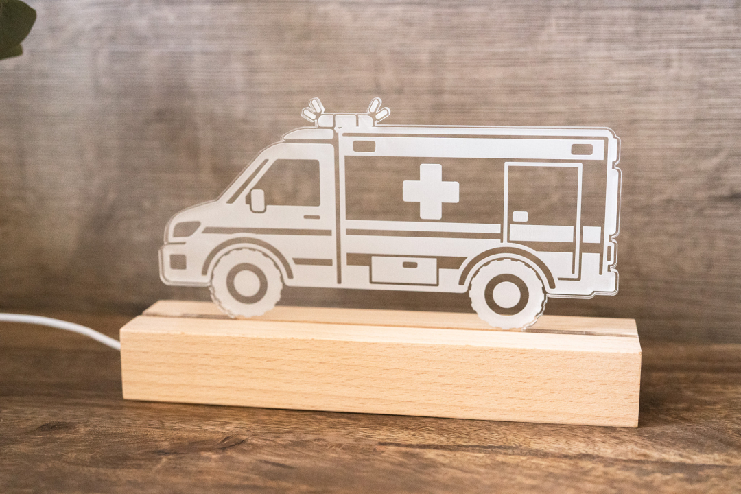 Krankenwagen Nachtlicht mit Namen eingeschaltet – warmweißes LED-Licht auf Holzsockel